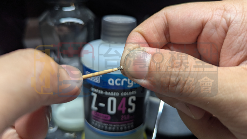 用牙籤清潔噴嘴內部